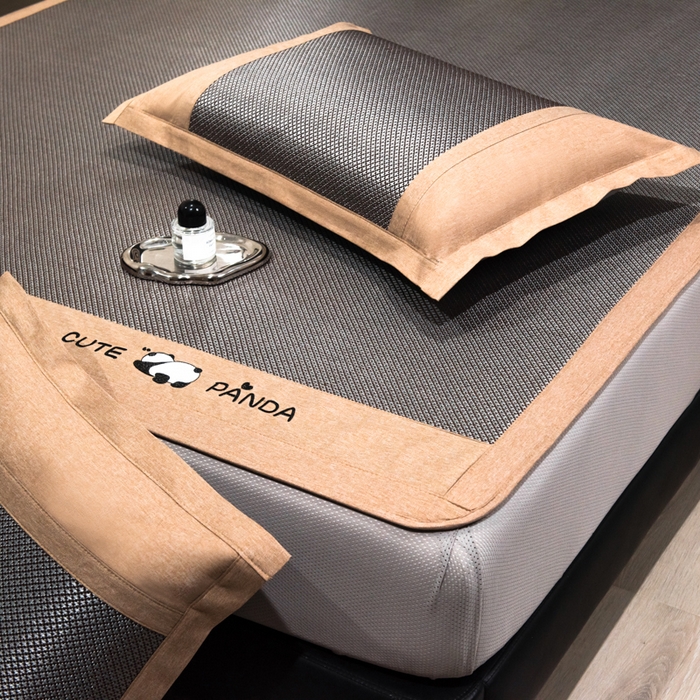 91家纺网 家纺一手货源 找家纺 倾慕家纺 2025新款倾慕刺绣冰藤席 刺绣熊猫银咖色床笠款