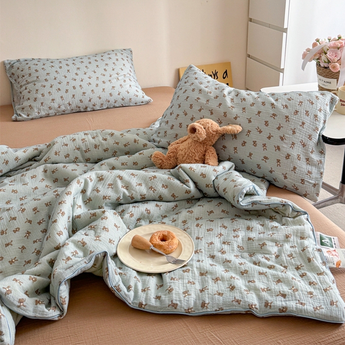 91家纺网 家纺一手货源 找家纺 萝莉家纺 2025新款软软糯糯双层皱皱纱单夏被 夏被四件套 熊仔