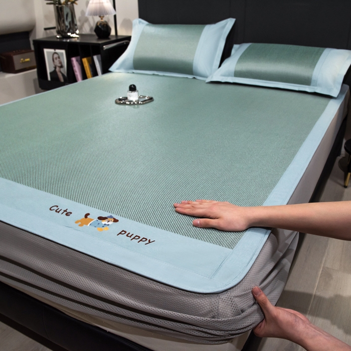 91家纺网 家纺一手货源 找家纺 倾慕家纺 2025新款倾慕刺绣冰藤席 刺绣小狗绿色床笠款