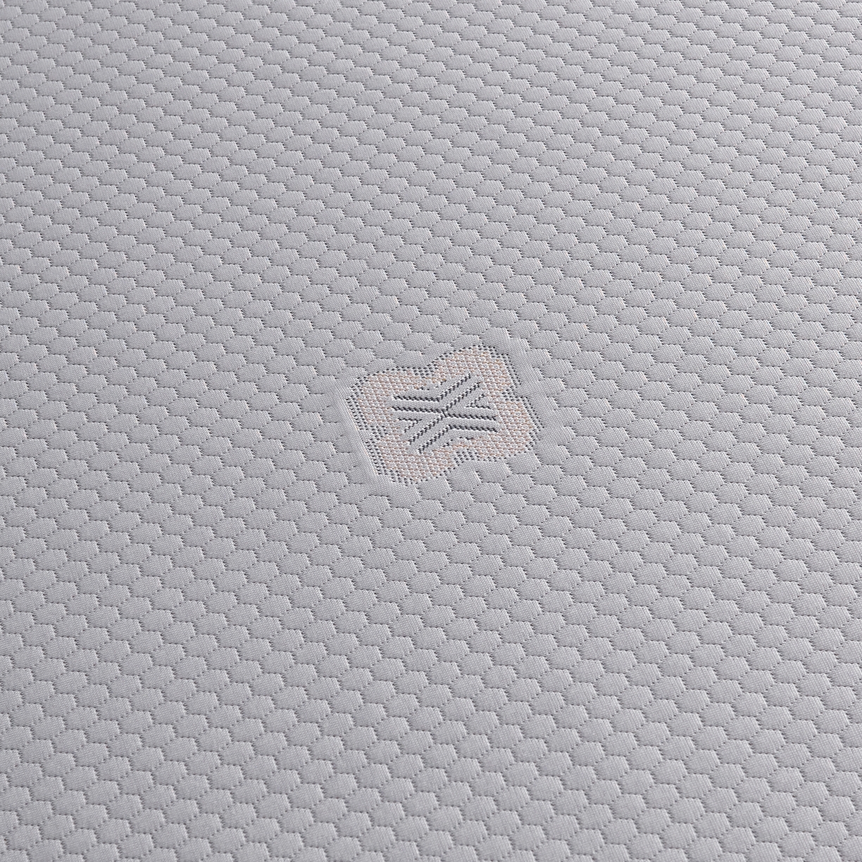 91家纺网 家纺一手货源 找家纺 青雅席业 2025年新款凉感因子母婴级凉感丝豆豆席床裙款 床裙香奈儿-灰