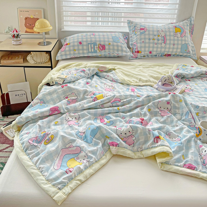 91家纺网 家纺一手货源 找家纺 富艺隆 2025新款水洗棉印花夏被 蛋糕小猫蓝