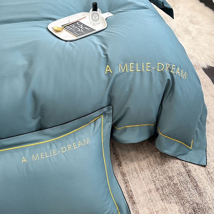 91家纺网 家纺一手货源 找家纺 宇彬家纺 2025新款直播热款13374全棉母婴级压线一字绣宽边枕套被套纯色滚边麻绳四件套贡缎新疆长绒 梦系列-摩卡绿