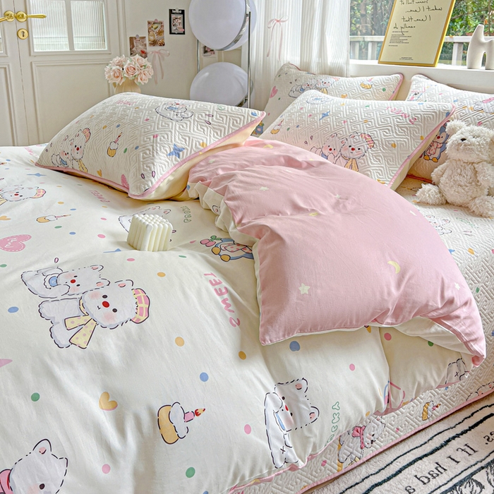 91家纺网 家纺一手货源 找家纺 羽爱家纺 2025新款A类双面全棉印花床盖套件 甜蜜伙伴