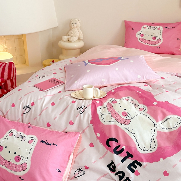 91家纺网 家纺一手货源 找家纺 2025新款全棉大版卡通数码印花纯棉四件套 爱心猫