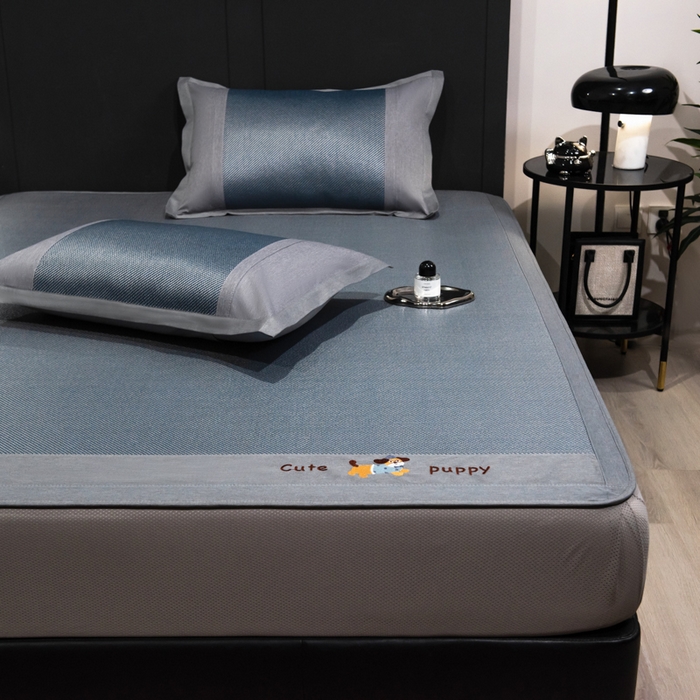 91家纺网 家纺一手货源 找家纺 倾慕家纺 2025新款倾慕刺绣冰藤席 刺绣小狗蓝色床笠款