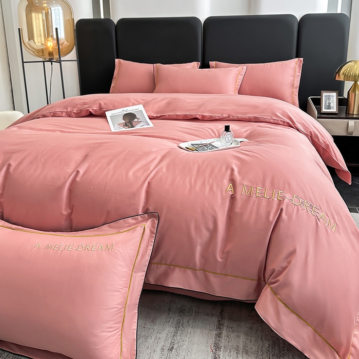 91家纺网 家纺一手货源 找家纺 宇彬家纺 2025新款直播热款13374全棉母婴级压线一字绣宽边枕套被套纯色滚边麻绳四件套贡缎新疆长绒 梦系列-奶油粉