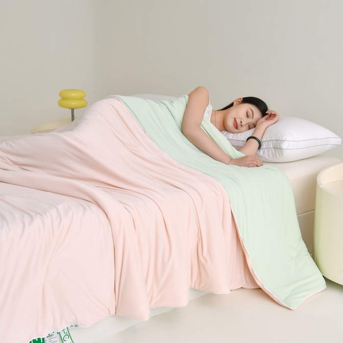 91家纺网 家纺一手货源 找家纺 圣尔雅2025新款A类高克重锦纶氨纶黑科技凉感夏被冰激凌空调被夏凉被 樱花粉+绿