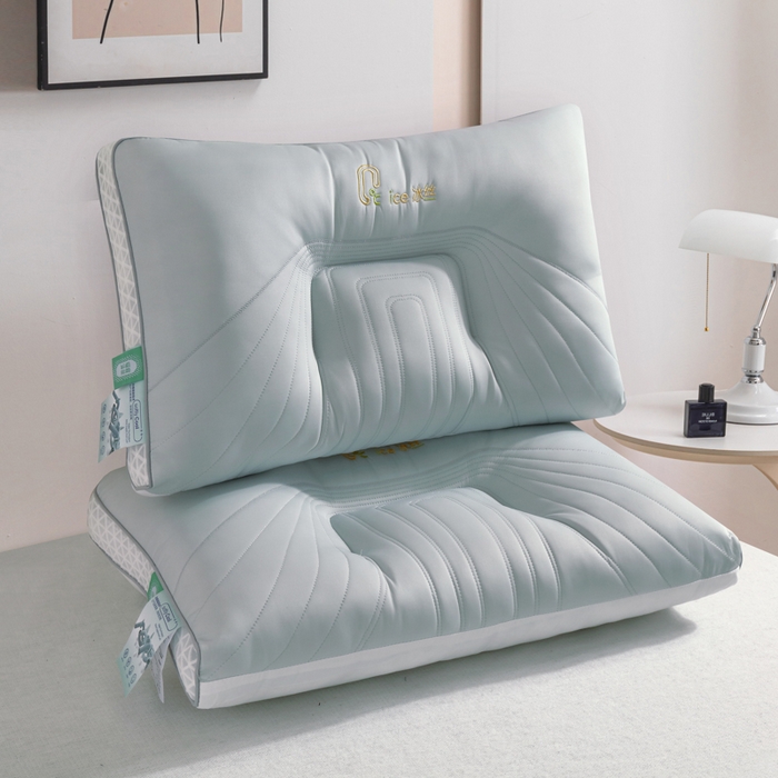 91家纺网 家纺一手货源 找家纺 大熊枕芯  2025新款spa云感刺绣冰丝枕 冰丝护颈枕冰蓝高枕一只