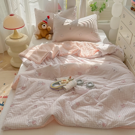 91家纺网 家纺一手货源 找家纺 十里居 2025新款氨纶凉感丝冰豆豆夏凉被 粉格熊