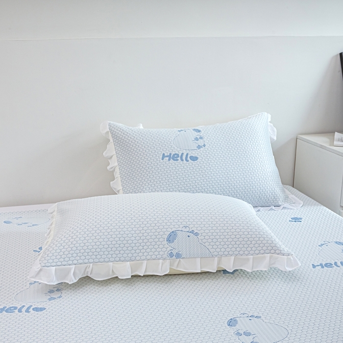 91家纺网 家纺一手货源 找家纺 春寻家纺 2025新款凉豆豆冰丝凉席席子-床裙款 卡皮巴拉-蓝