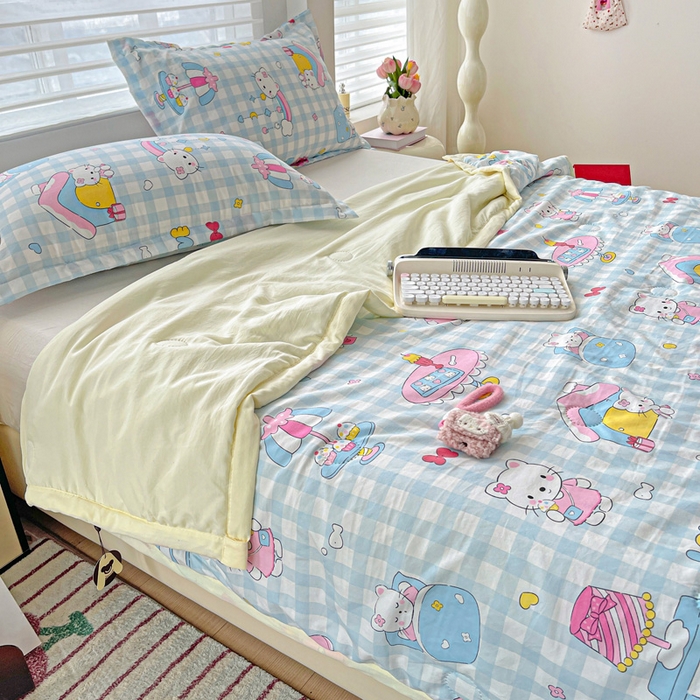 91家纺网 家纺一手货源 找家纺 富艺隆 2025新款水洗棉印花夏被 蛋糕小猫蓝