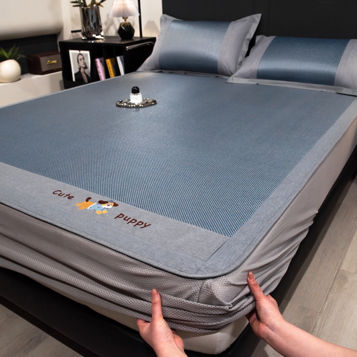 91家纺网 家纺一手货源 找家纺 倾慕家纺 2025新款倾慕刺绣冰藤席 刺绣小狗蓝色床笠款