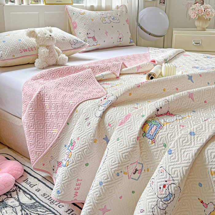 91家纺网 家纺一手货源 找家纺 羽爱家纺 2025新款A类双面全棉印花床盖套件 甜蜜伙伴