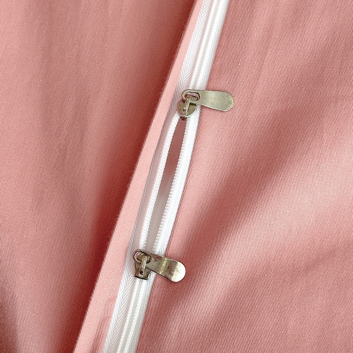 91家纺网 家纺一手货源 找家纺 宇彬家纺 2025新款直播热款13374全棉母婴级压线一字绣宽边枕套被套纯色滚边麻绳四件套贡缎新疆长绒 梦系列-奶油粉