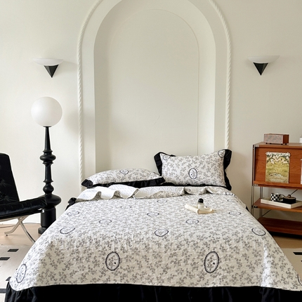 91家纺网 家纺一手货源 找家纺 韩秀家纺 2025法式赫本风四季跑量款花边夹棉床盖加厚水洗棉泡泡棉糯感印花韩版床盖三件套小清新榻榻米绗缝床盖夹棉床盖纯色床盖印花床盖 镜心缘