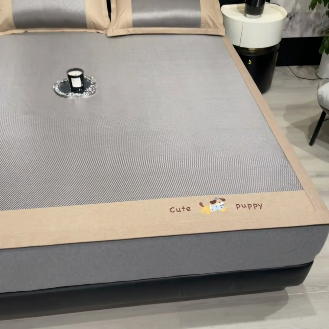 91家纺网 家纺一手货源 找家纺 倾慕家纺 2025新款倾慕刺绣冰藤席 刺绣熊猫银咖色床笠款