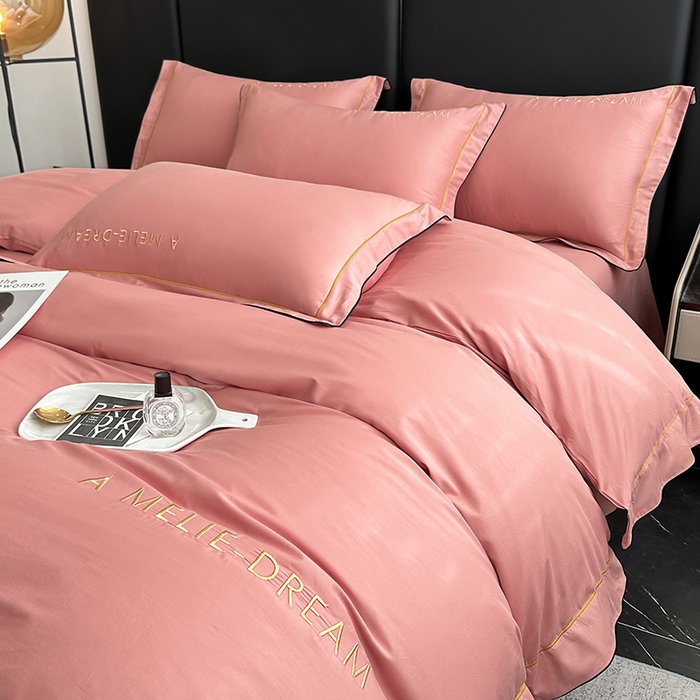 91家纺网 家纺一手货源 找家纺 宇彬家纺 2025新款直播热款13374全棉母婴级压线一字绣宽边枕套被套纯色滚边麻绳四件套贡缎新疆长绒 梦系列-奶油粉