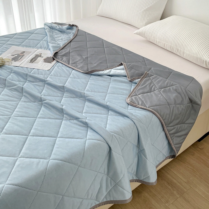 91家纺网 家纺一手货源 找家纺 富艺隆 2025新款纯色凉感丝夏被 浅天蓝