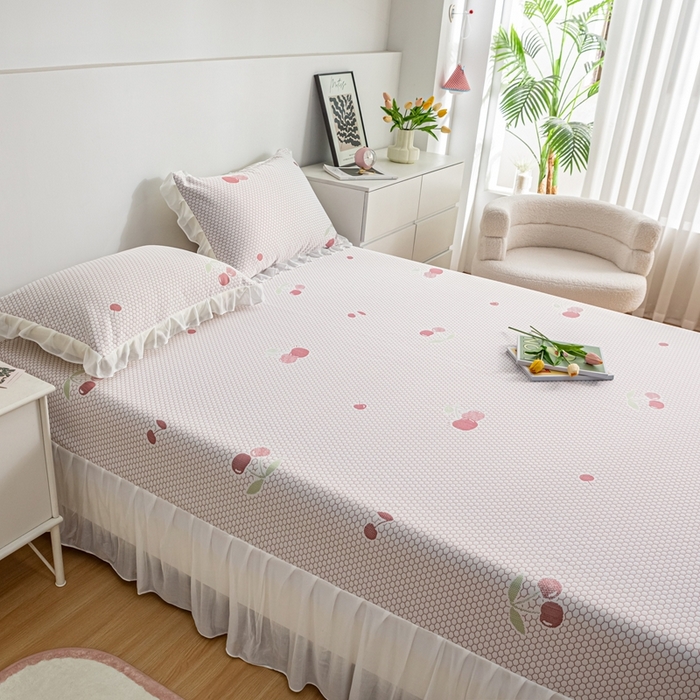 91家纺网 家纺一手货源 找家纺 春寻家纺 2025新款凉豆豆冰丝凉席席子-床裙款 小樱桃