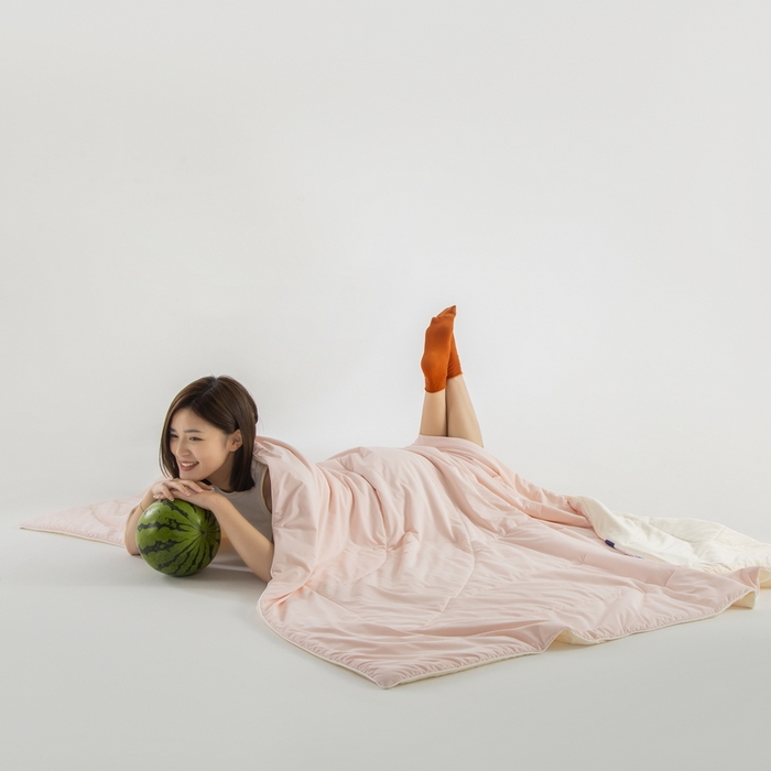 91家纺网 家纺一手货源 找家纺 金喜 2025新款锦氨冰川凉感被裸机面料夏凉被凉感薄被子-冰菓夏被 少女粉