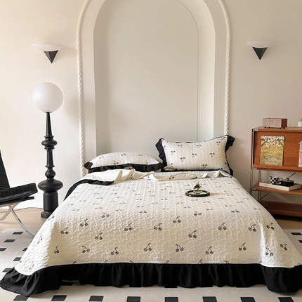 91家纺网 家纺一手货源 找家纺 韩秀家纺 2025法式赫本风四季跑量款花边夹棉床盖加厚水洗棉泡泡棉糯感印花韩版床盖三件套小清新榻榻米绗缝床盖夹棉床盖纯色床盖印花床盖 大樱桃