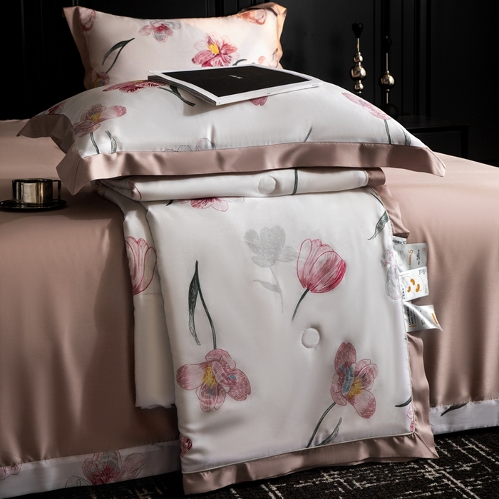 91家纺网 家纺一手货源 找家纺 金喜 2025新款天丝夏被夏凉被薄被子套件数码印花夏被四件套 气泡粉语