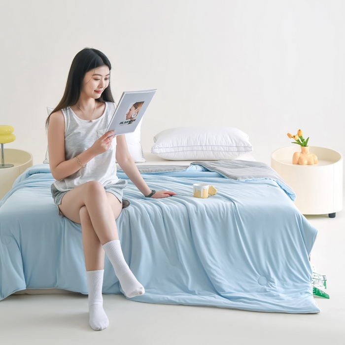 91家纺网 家纺一手货源 找家纺 圣尔雅2025新款A类高克重锦纶氨纶黑科技凉感夏被冰激凌空调被夏凉被 海水蓝+灰