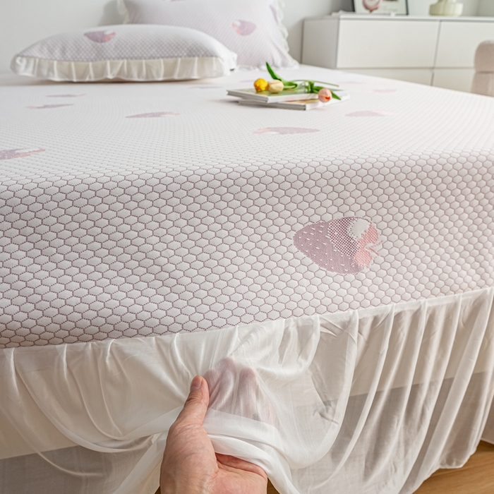 91家纺网 家纺一手货源 找家纺 春寻家纺 2025新款凉豆豆冰丝凉席席子-床裙款 草莓