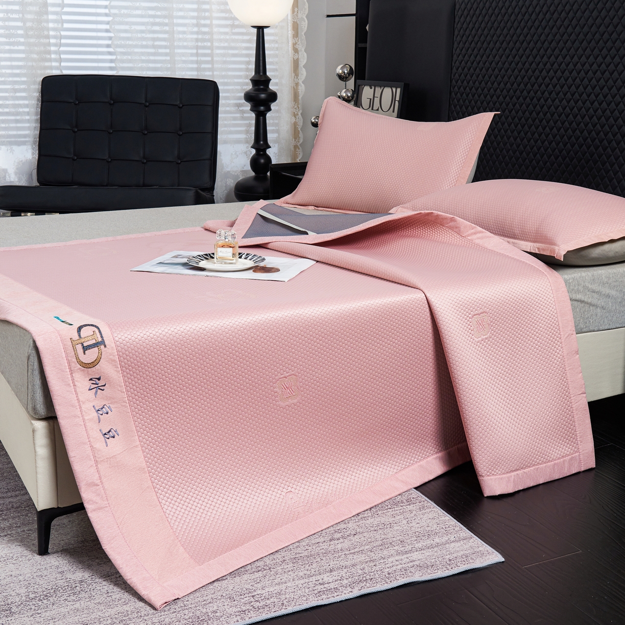 91家纺网 家纺一手货源 找家纺 青雅席业 2025年新款凉感因子母婴级凉感丝豆豆席 香奈儿-粉