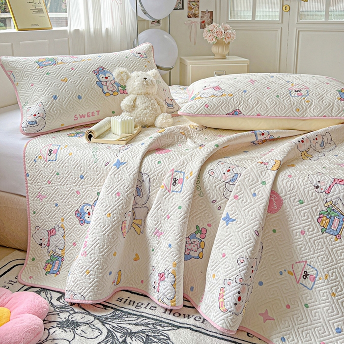 91家纺网 家纺一手货源 找家纺 羽爱家纺 2025新款A类双面全棉印花床盖套件 甜蜜伙伴