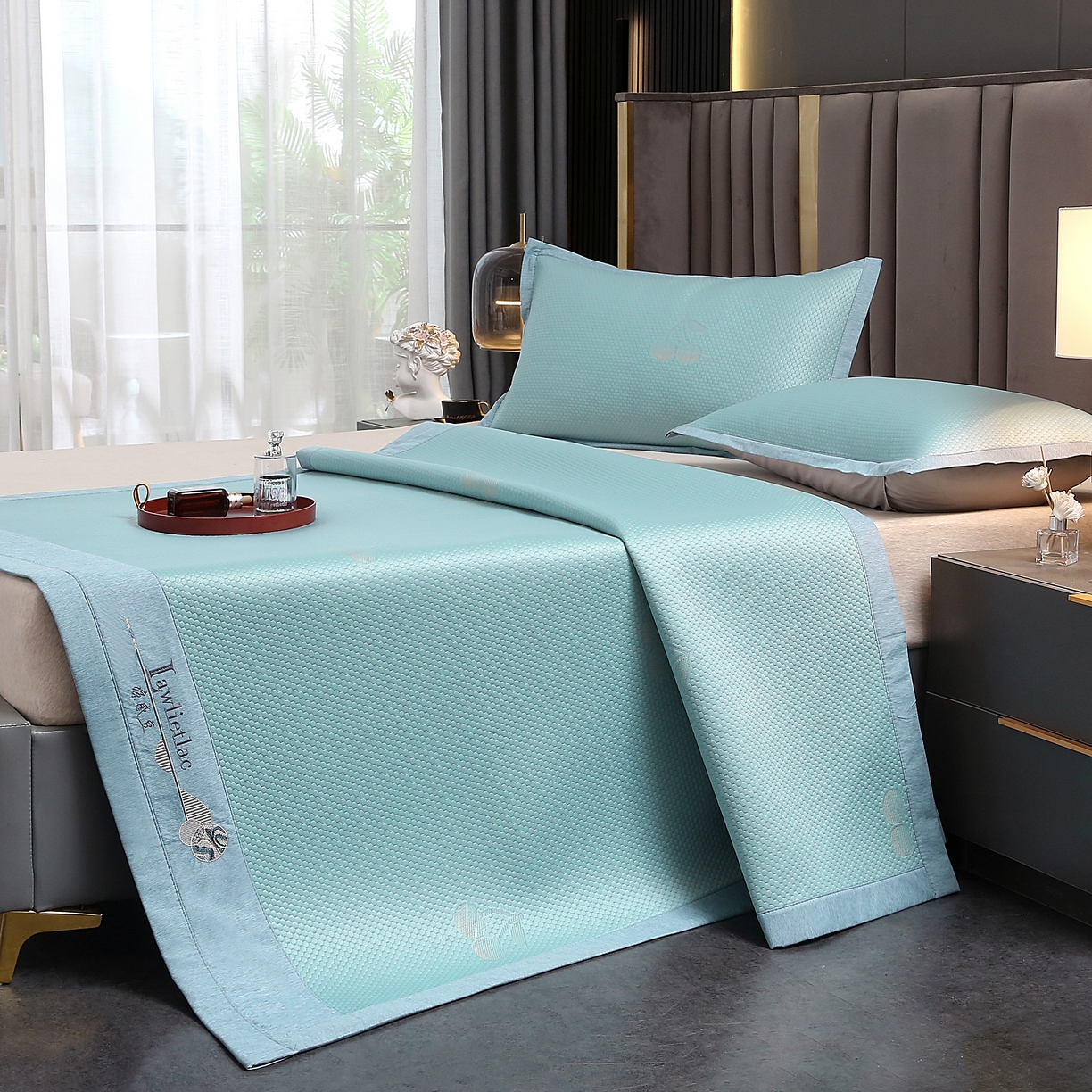 91家纺网 家纺一手货源 找家纺 青雅席业 2025年新款凉感因子母婴级凉感丝豆豆席 樱桃-蓝