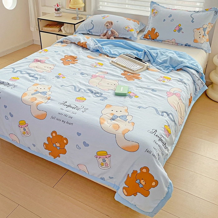 91家纺网 家纺一手货源 找家纺 富艺隆 2025新款水洗棉印花夏被 小猫逃离记