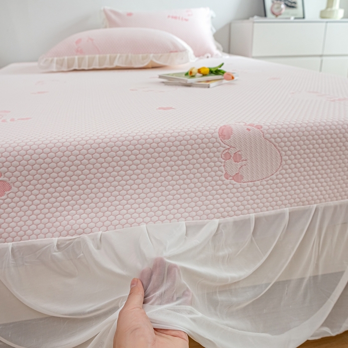 91家纺网 家纺一手货源 找家纺 春寻家纺 2025新款凉豆豆冰丝凉席席子-床裙款 卡皮巴拉-粉