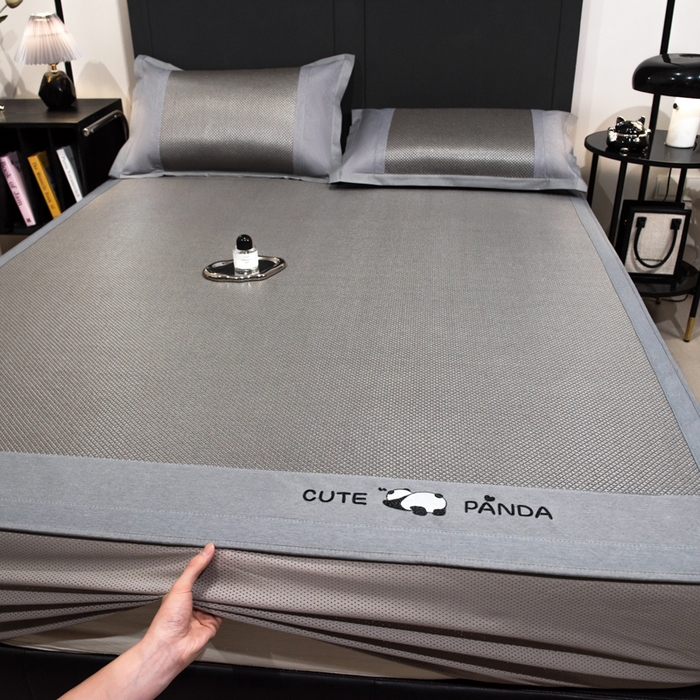 91家纺网 家纺一手货源 找家纺 倾慕家纺 2025新款倾慕刺绣冰藤席 刺绣熊猫灰色床笠款