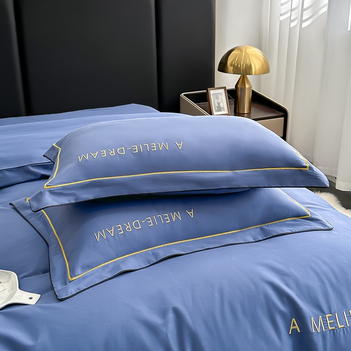 91家纺网 家纺一手货源 找家纺 宇彬家纺 2025新款直播热款13374全棉母婴级压线一字绣宽边枕套被套纯色滚边麻绳四件套贡缎新疆长绒 梦系列-宾利蓝