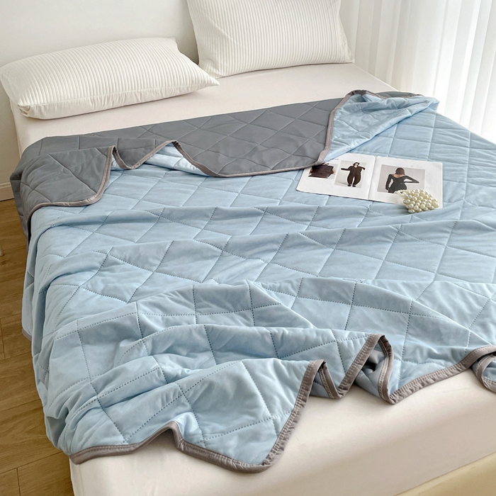 91家纺网 家纺一手货源 找家纺 富艺隆 2025新款纯色凉感丝夏被 浅天蓝