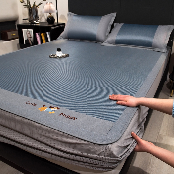 91家纺网 家纺一手货源 找家纺 倾慕家纺 2025新款倾慕刺绣冰藤席 刺绣小狗蓝色床笠款