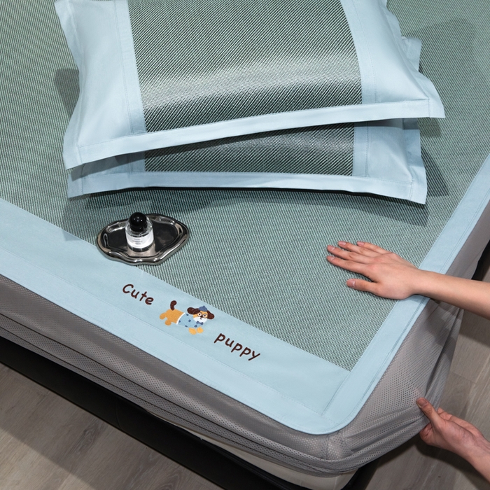 91家纺网 家纺一手货源 找家纺 倾慕家纺 2025新款倾慕刺绣冰藤席 刺绣小狗绿色床笠款