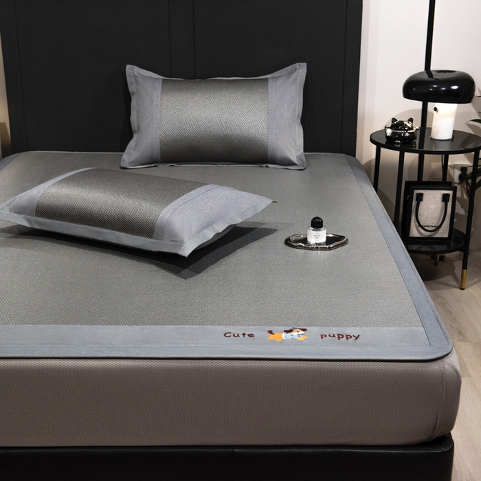 91家纺网 家纺一手货源 找家纺 倾慕家纺 2025新款倾慕刺绣冰藤席 刺绣小狗灰色床笠款