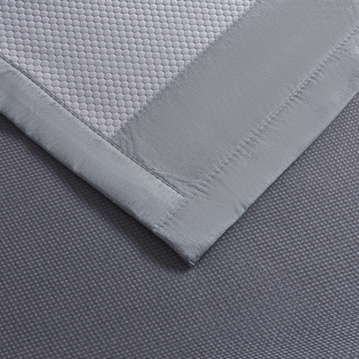 91家纺网 家纺一手货源 找家纺 青雅席业 2025年新款凉感因子母婴级凉感丝豆豆席 香奈儿-灰