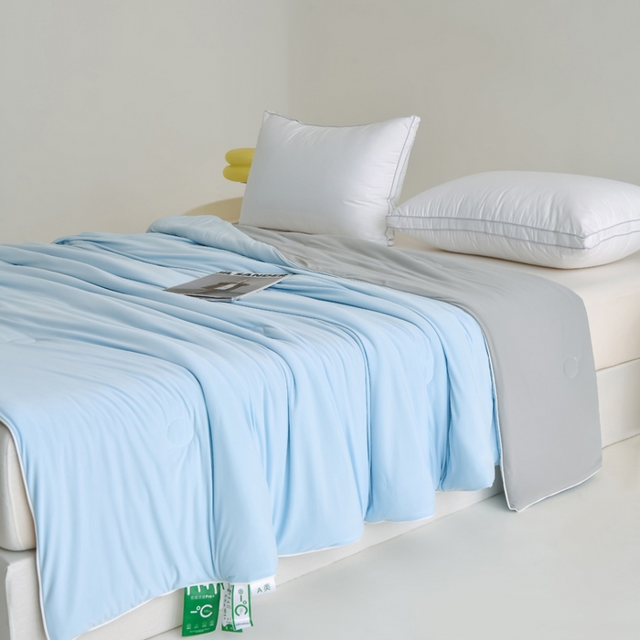 91家纺网 家纺一手货源 找家纺 圣尔雅2025新款A类高克重锦纶氨纶黑科技凉感夏被冰激凌空调被夏凉被 海水蓝+灰