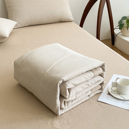 91家纺网 家纺一手货源 找家纺 青螺家纺 2025全棉水洗棉格子双面色织新疆棉花被AB版夏凉空调被 细条米咖