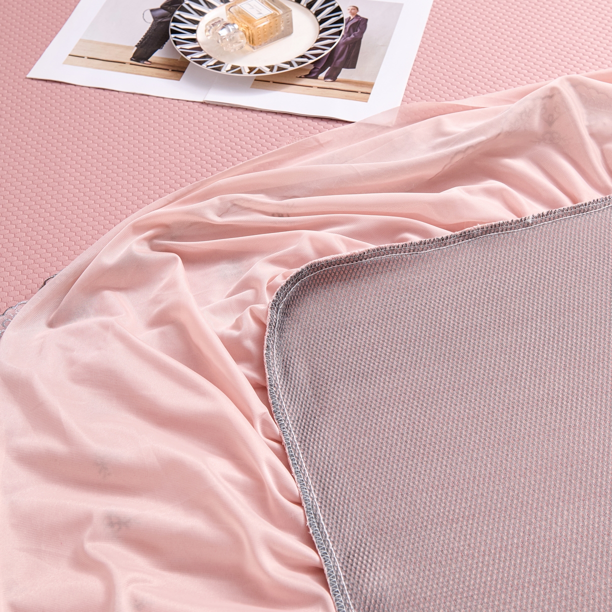 91家纺网 家纺一手货源 找家纺 青雅席业 2025年新款凉感因子母婴级凉感丝豆豆席床裙款 床裙香奈儿-粉