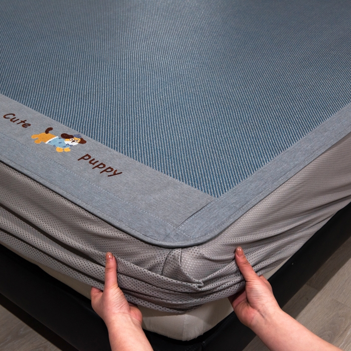 91家纺网 家纺一手货源 找家纺 倾慕家纺 2025新款倾慕刺绣冰藤席 刺绣小狗蓝色床笠款