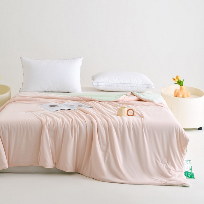 91家纺网 家纺一手货源 找家纺 圣尔雅2025新款A类高克重锦纶氨纶黑科技凉感夏被冰激凌空调被夏凉被 樱花粉+绿