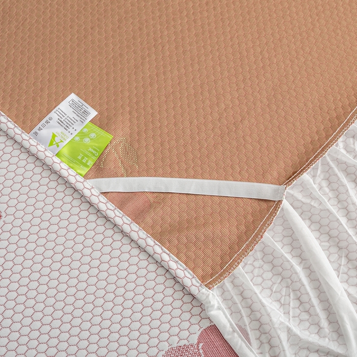 91家纺网 家纺一手货源 找家纺 春寻家纺 2025新款凉豆豆冰丝凉席席子-床裙款 小樱桃