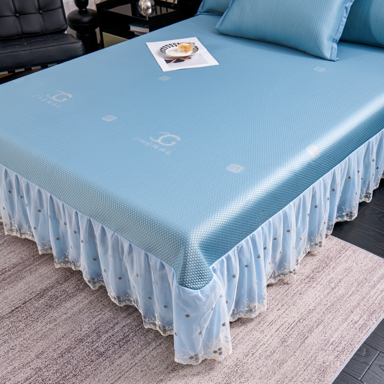 91家纺网 家纺一手货源 找家纺 青雅席业 2025年新款凉感因子母婴级凉感丝豆豆席床裙款 床裙香奈儿-蓝