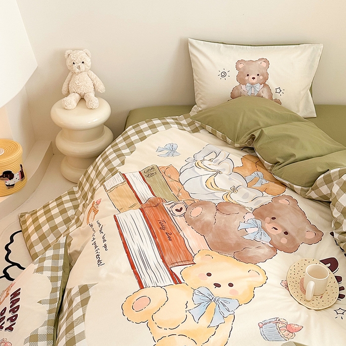 91家纺网 家纺一手货源 找家纺 2025新款全棉大版卡通数码印花纯棉四件套 快乐时光