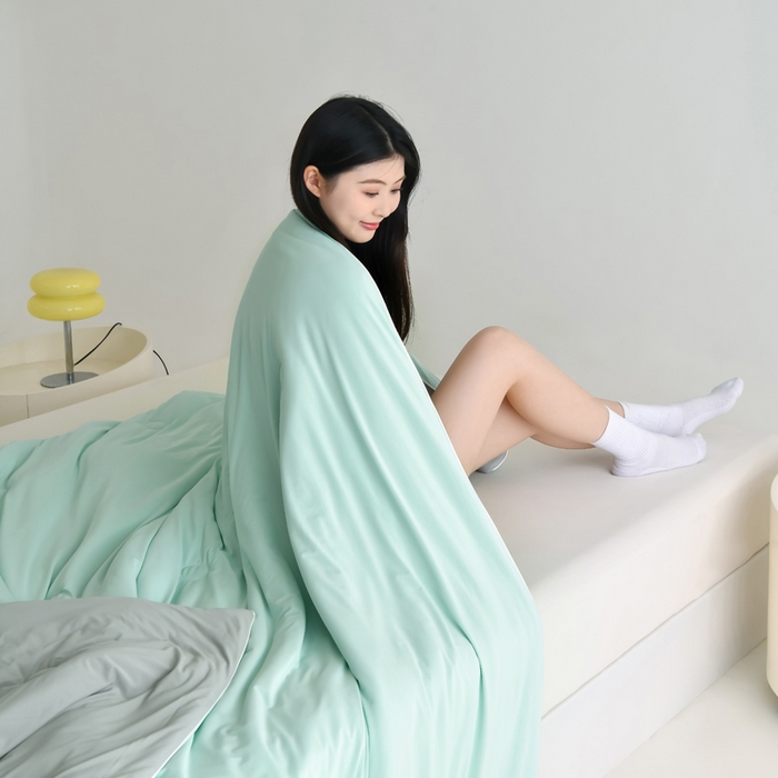 91家纺网 家纺一手货源 找家纺 圣尔雅2025新款A类高克重锦纶氨纶黑科技凉感夏被冰激凌空调被夏凉被 薄荷绿+灰