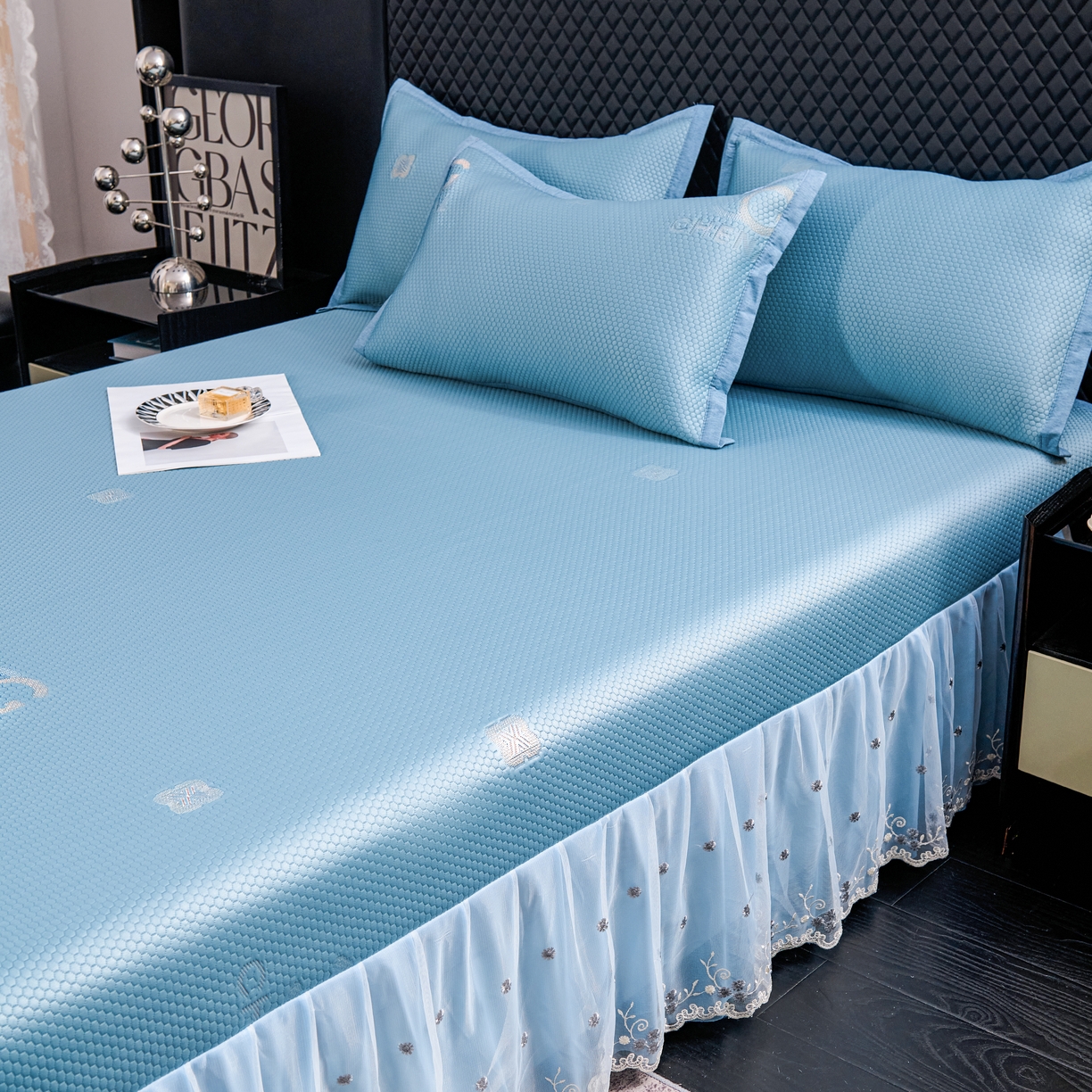 91家纺网 家纺一手货源 找家纺 青雅席业 2025年新款凉感因子母婴级凉感丝豆豆席床裙款 床裙香奈儿-蓝